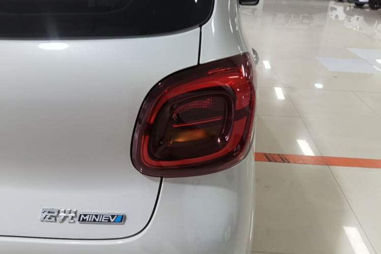 Used Wuling Hongguang MINIEV 2025 Four-Door Version Advanced Edition Right Rear Taillight
