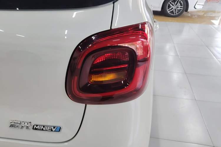 Used Wuling Hongguang MINIEV 2025 Four-Door Version Advanced Edition Right Rear Taillight
