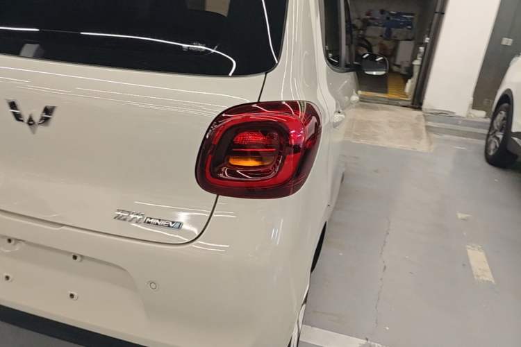 Used Wuling Hongguang MINIEV 2025 Four-Door Version Advanced Edition Right Rear Taillight
