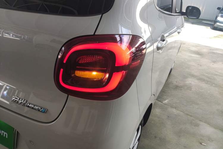Used Wuling Hongguang MINIEV 2025 Four-Door Version Advanced Edition Right Rear Taillight