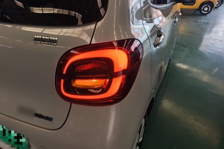 Used Wuling Hongguang MINIEV 2025 Four-Door Version Advanced Edition Right Rear Taillight