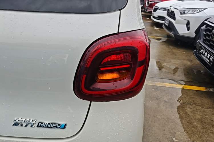 Used Wuling Hongguang MINIEV 2025 Four-Door Version Advanced Edition Right Rear Taillight