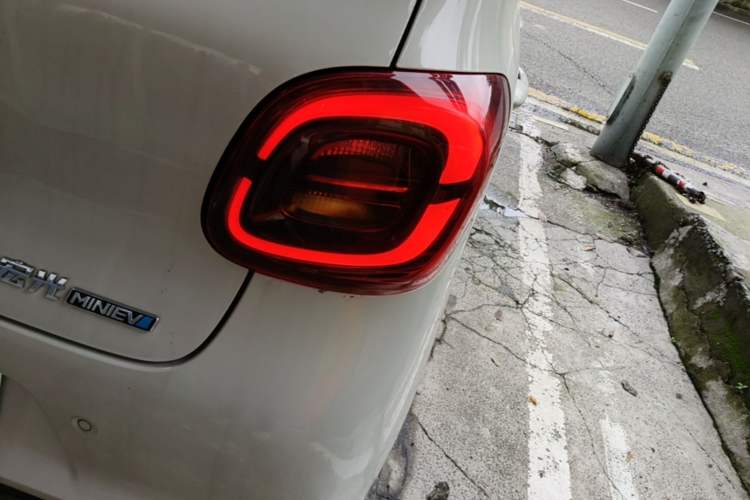 Used Wuling Hongguang MINIEV 2025 Four-Door Version Advanced Edition Right Rear Taillight