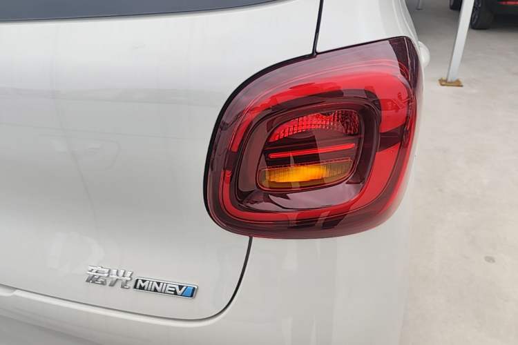 Used Wuling Hongguang MINIEV 2025 Four-Door Version Advanced Edition Right Rear Taillight
