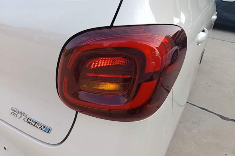 Used Wuling Hongguang MINIEV 2025 Four-Door Version Advanced Edition Right Rear Taillight
