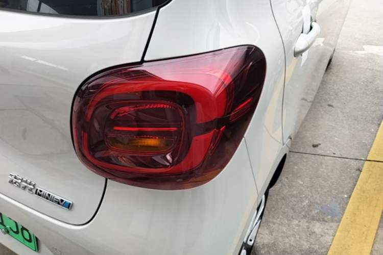 Used Wuling Hongguang MINIEV 2025 Four-Door Version Advanced Edition Right Rear Taillight