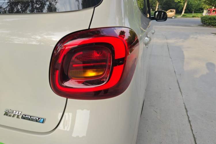 Used Wuling Hongguang MINIEV 2025 Four-Door Version Advanced Edition Right Rear Taillight