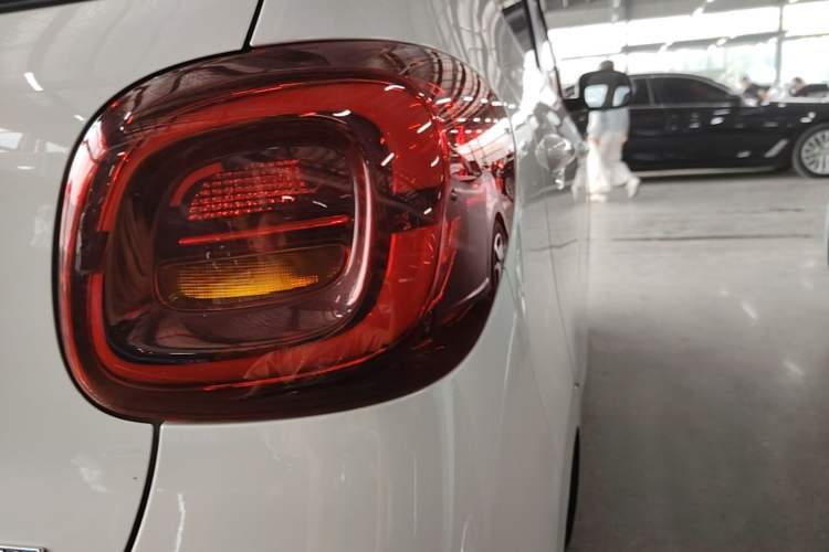 Used Wuling Hongguang MINIEV 2025 Four-Door Version Advanced Edition Right Rear Taillight