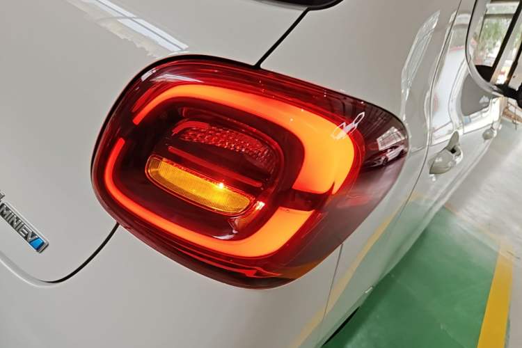 Used Wuling Hongguang MINIEV 2025 Four-Door Version Advanced Edition Right Rear Taillight