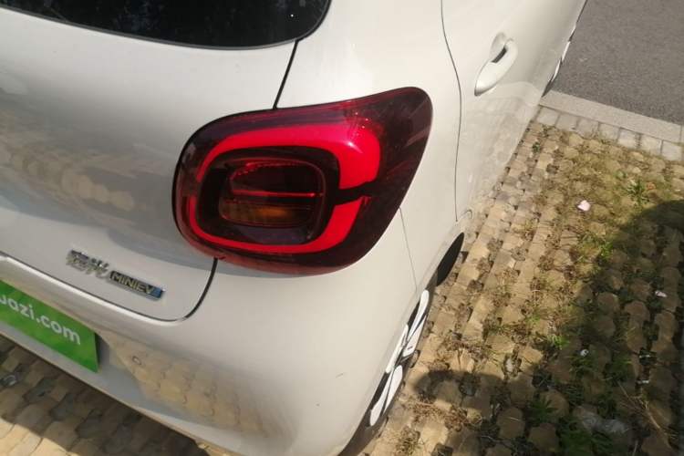 Used Wuling Hongguang MINIEV 2025 Four-Door Version Advanced Edition Right Rear Taillight