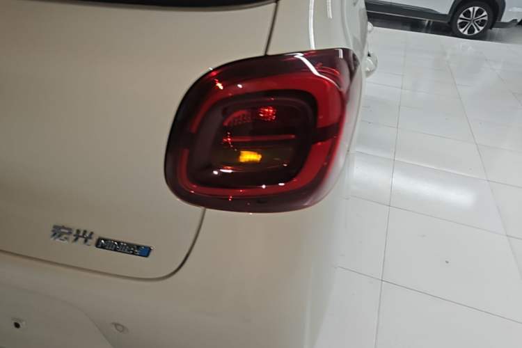 Used Wuling Hongguang MINIEV 2025 Four-Door Version Advanced Edition Right Rear Taillight