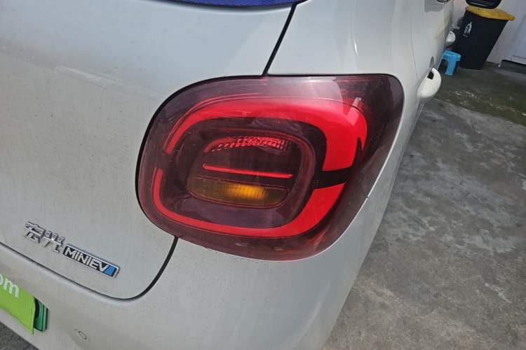 Used Wuling Hongguang MINIEV 2025 Four-Door Version Advanced Edition Right Rear Taillight