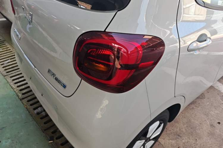 Used Wuling Hongguang MINIEV 2025 Four-Door Version Advanced Edition Right Rear Taillight