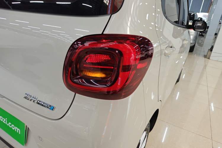 Used Wuling Hongguang MINIEV 2025 Four-Door Version Advanced Edition Right Rear Taillight
