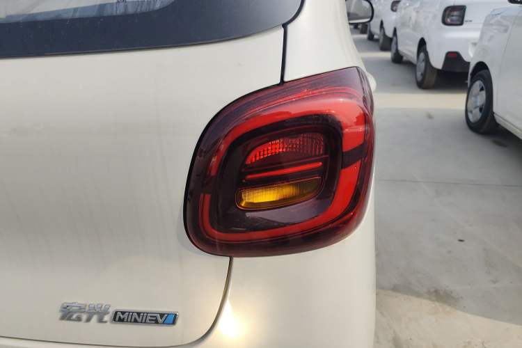 Used Wuling Hongguang MINIEV 2025 Four-Door Version Advanced Edition Right Rear Taillight