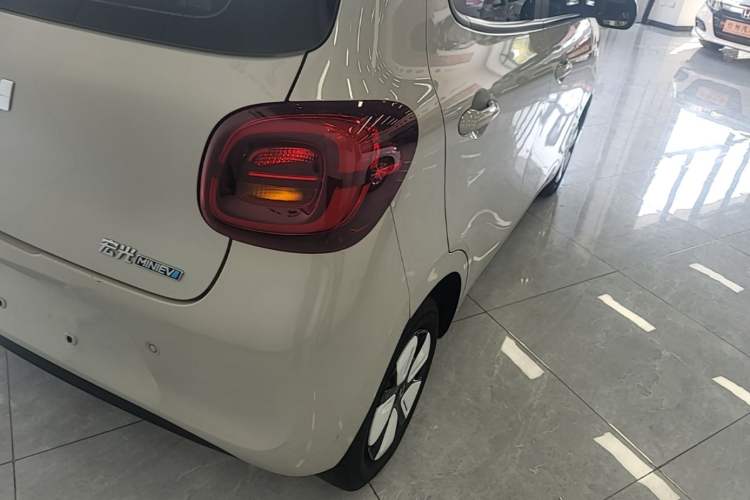 Used Wuling Hongguang MINIEV 2025 Four-Door Version Advanced Edition Right Rear Taillight
