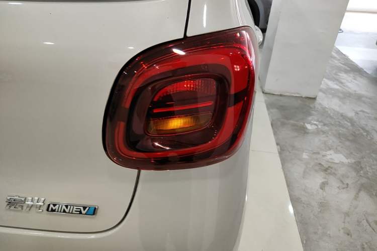 Used Wuling Hongguang MINIEV 2025 Four-Door Version Advanced Edition Right Rear Taillight