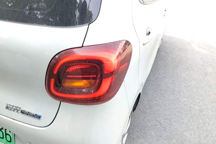 Used Wuling Hongguang MINIEV 2025 Four-Door Version Advanced Edition Right Rear Taillight