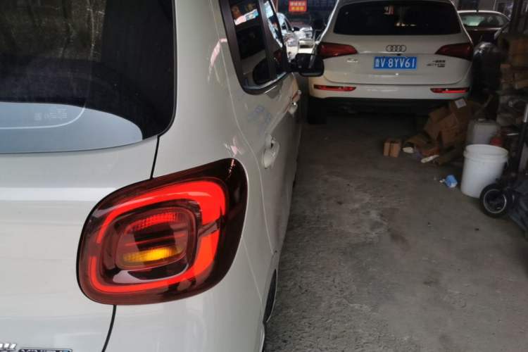 Used Wuling Hongguang MINIEV 2025 Four-Door Version Advanced Edition Right Rear Taillight