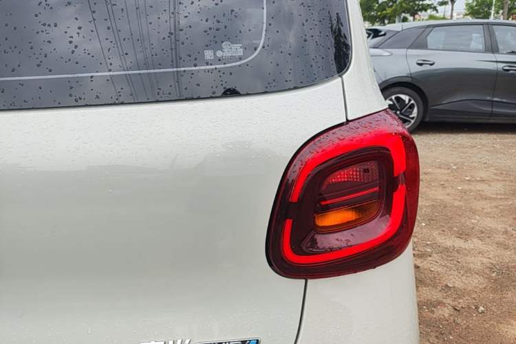 Used Wuling Hongguang MINIEV 2025 Four-Door Version Advanced Edition Right Rear Taillight
