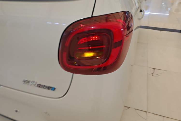 Used Wuling Hongguang MINIEV 2025 Four-Door Version Advanced Edition Right Rear Taillight
