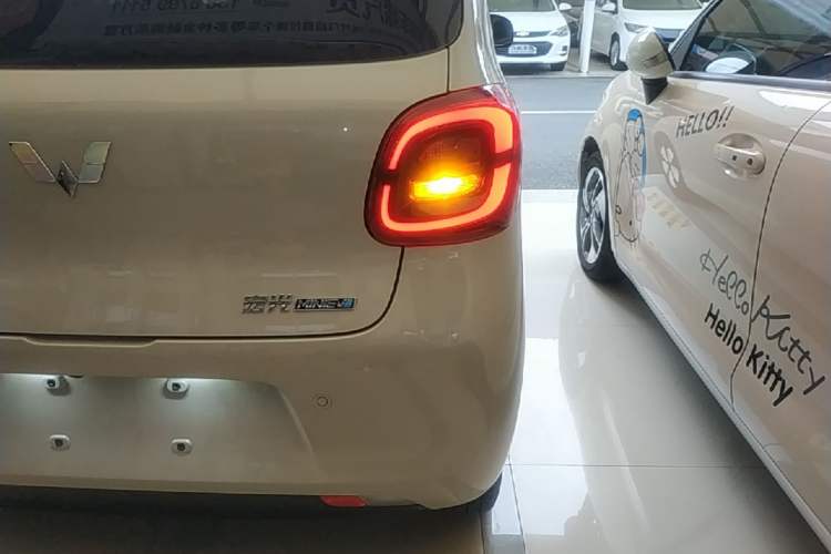 Used Wuling Hongguang MINIEV 2025 Four-Door Version Premium Edition Right Rear Taillight