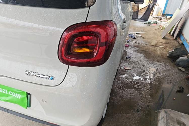 Used Wuling Hongguang MINIEV 2025 Four-Door Version Advanced Edition Right Rear Taillight