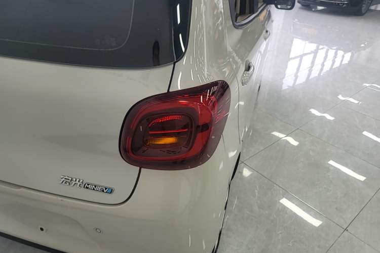 Used Wuling Hongguang MINIEV 2025 Four-Door Version Advanced Edition Right Rear Taillight