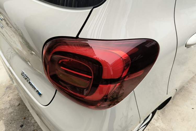 Used Wuling Hongguang MINIEV 2025 Four-Door Version Advanced Edition Right Rear Taillight