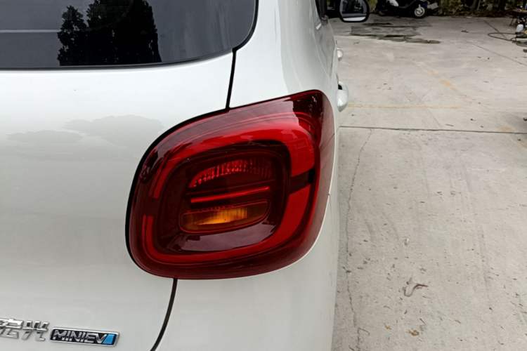 Used Wuling Hongguang MINIEV 2025 Four-Door Version Advanced Edition Right Rear Taillight