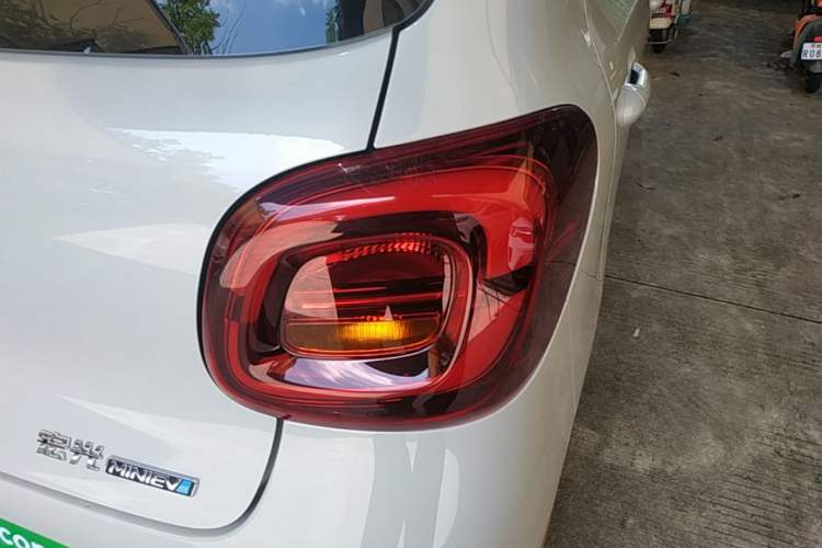 Used Wuling Hongguang MINIEV 2025 Four-Door Version Advanced Edition Right Rear Taillight