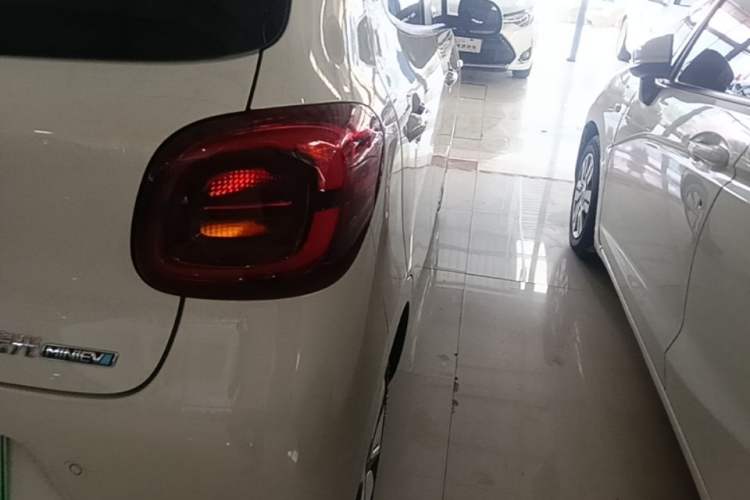 Used Wuling Hongguang MINIEV 2025 Four-Door Version Advanced Edition Right Rear Taillight