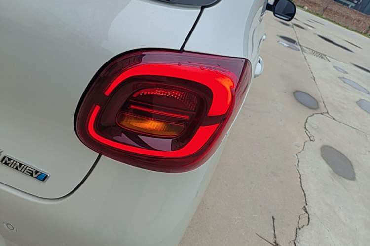 Used Wuling Hongguang MINIEV 2025 Four-Door Version Advanced Edition Right Rear Taillight
