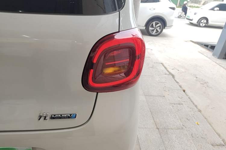 Used Wuling Hongguang MINIEV 2025 Four-Door Version Advanced Edition Right Rear Taillight