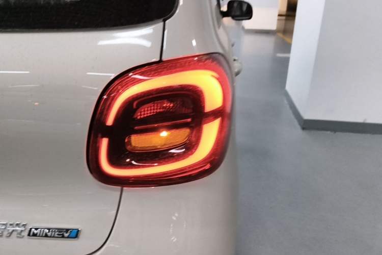 Used Wuling Hongguang MINIEV 2025 Four-Door Version Advanced Edition Right Rear Taillight