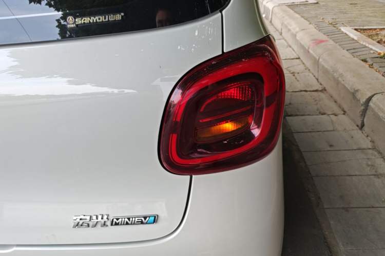 Used Wuling Hongguang MINIEV 2025 Four-Door Version Advanced Edition Right Rear Taillight