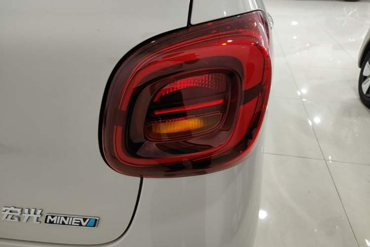 Used Wuling Hongguang MINIEV 2025 Four-Door Version Advanced Edition Right Rear Taillight