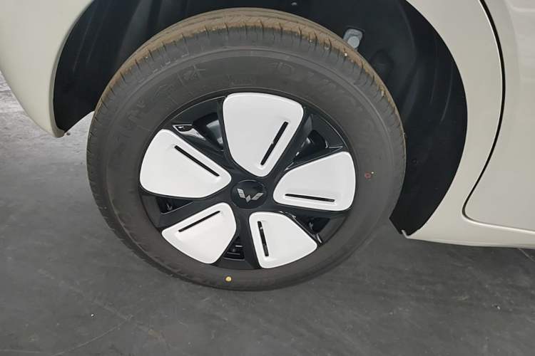 Used Wuling Hongguang MINIEV 2025 Four-Door Version Advanced Edition Right Rear Wheel Hub