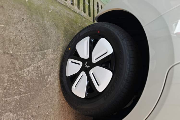 Used Wuling Hongguang MINIEV 2025 Four-Door Version Advanced Edition Right Rear Wheel Hub