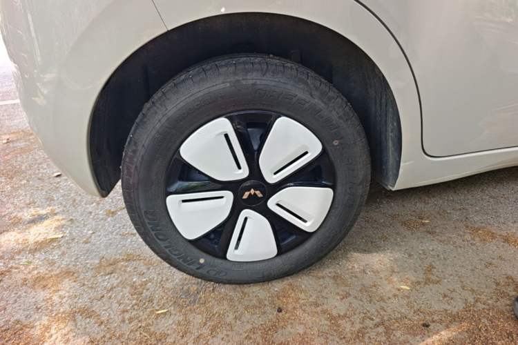Used Wuling Hongguang MINIEV 2025 Four-Door Version Advanced Edition Right Rear Wheel Hub