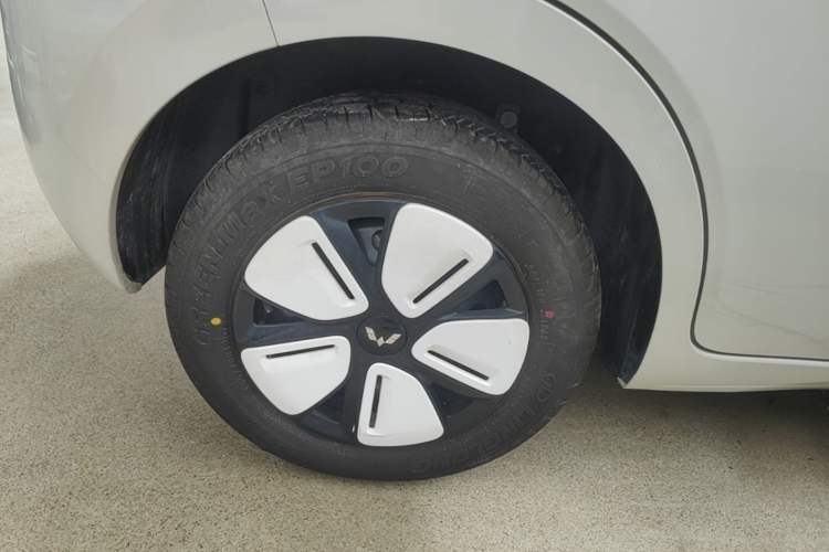 Used Wuling Hongguang MINIEV 2025 Four-Door Version Zhenxiang+ Edition Right Rear Wheel Hub