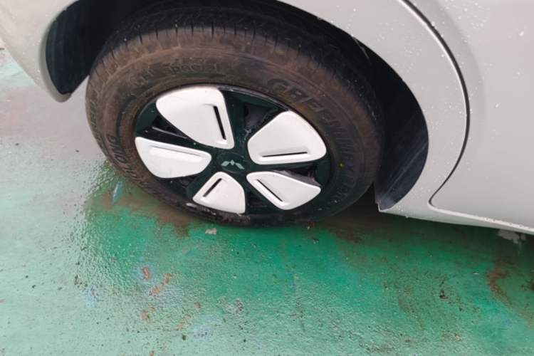 Used Wuling Hongguang MINIEV 2025 Four-Door Version Advanced Edition Right Rear Wheel Hub