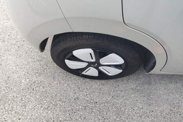 Used Wuling Hongguang MINIEV 2025 Four-Door Version Advanced Edition Right Rear Wheel Hub