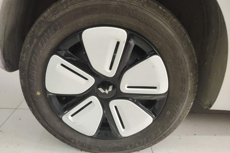 Used Wuling Hongguang MINIEV 2025 Four-Door Version Advanced Edition Right Rear Wheel Hub