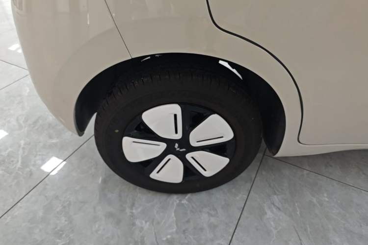 Used Wuling Hongguang MINIEV 2025 Four-Door Version Advanced Edition Right Rear Wheel Hub
