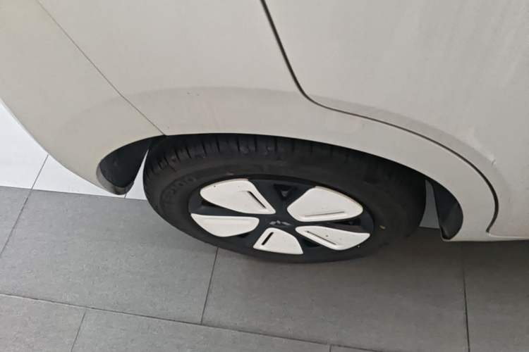 Used Wuling Hongguang MINIEV 2025 Four-Door Version Premium Edition Right Rear Wheel Hub