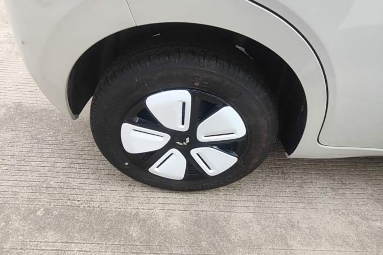 Used Wuling Hongguang MINIEV 2025 Four-Door Version Advanced Edition Right Rear Wheel Hub