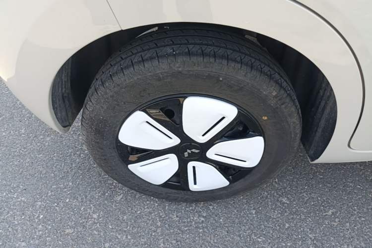 Used Wuling Hongguang MINIEV 2025 Four-Door Version Advanced Edition Right Rear Wheel Hub