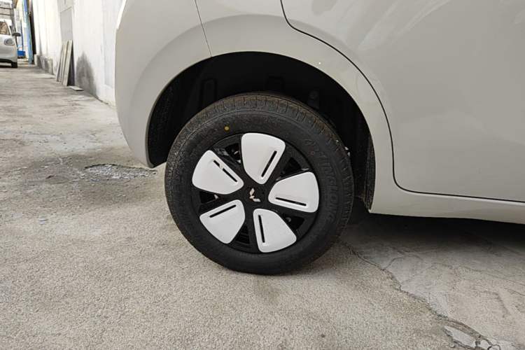 Used Wuling Hongguang MINIEV 2025 Four-Door Version Advanced Edition Right Rear Wheel Hub