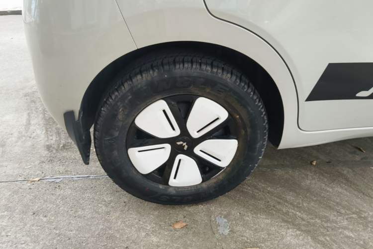 Used Wuling Hongguang MINIEV 2025 Four-Door Version Advanced Edition Right Rear Wheel Hub